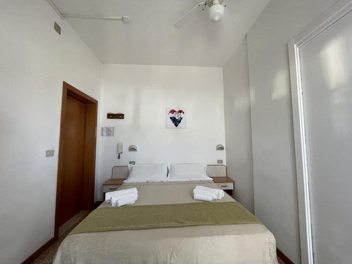 Hotel Alex Римини Екстериор снимка