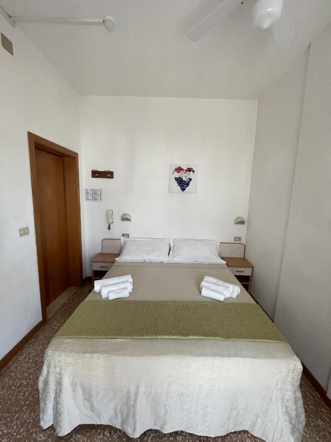 Hotel Alex Римини Екстериор снимка