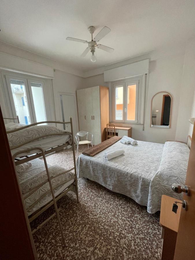 Hotel Alex Римини Екстериор снимка