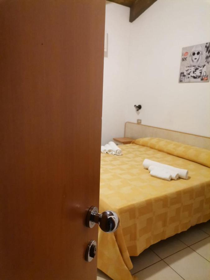 Hotel Alex Римини Екстериор снимка