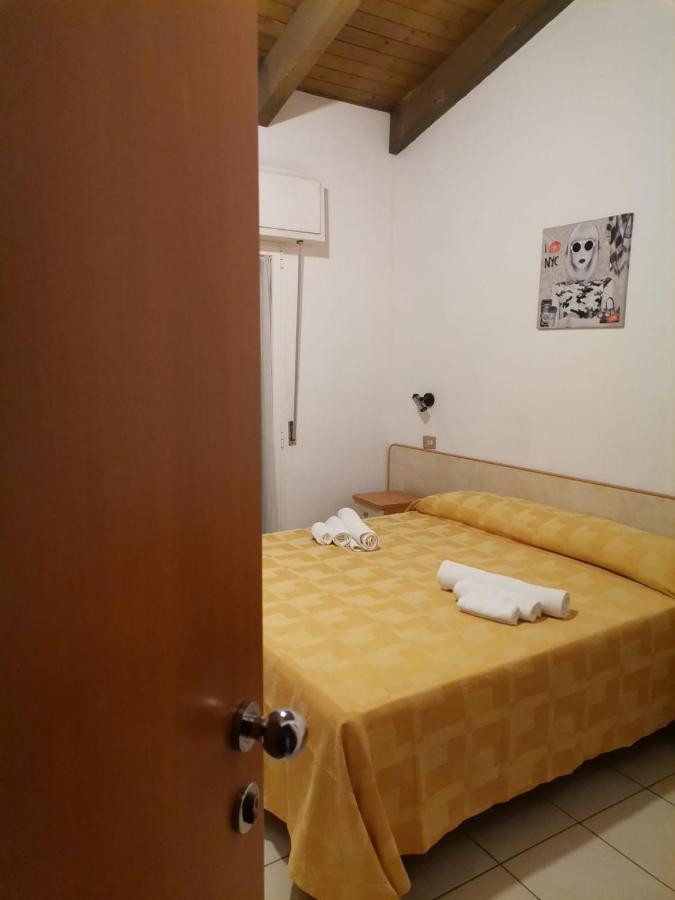Hotel Alex Римини Екстериор снимка