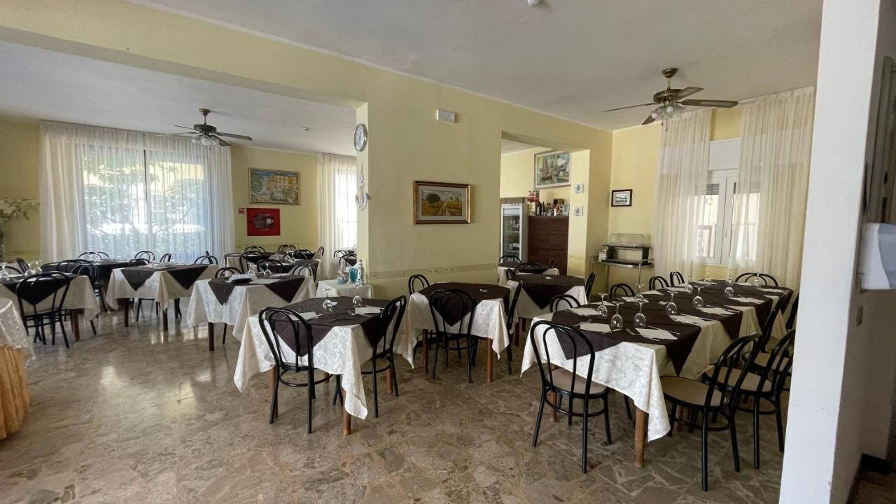 Hotel Alex Римини Екстериор снимка