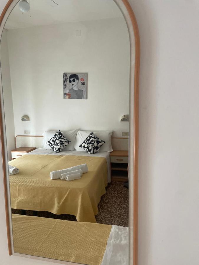 Hotel Alex Римини Екстериор снимка